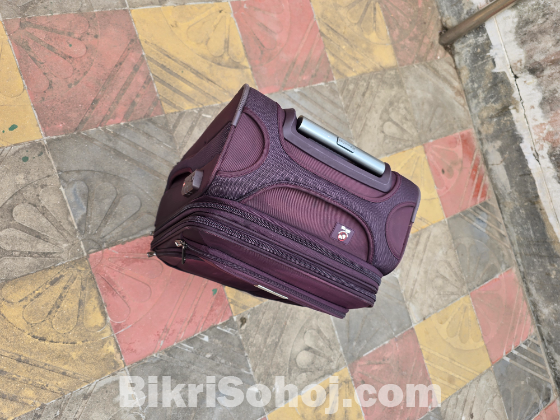 ট্রলি ব্যাগ।